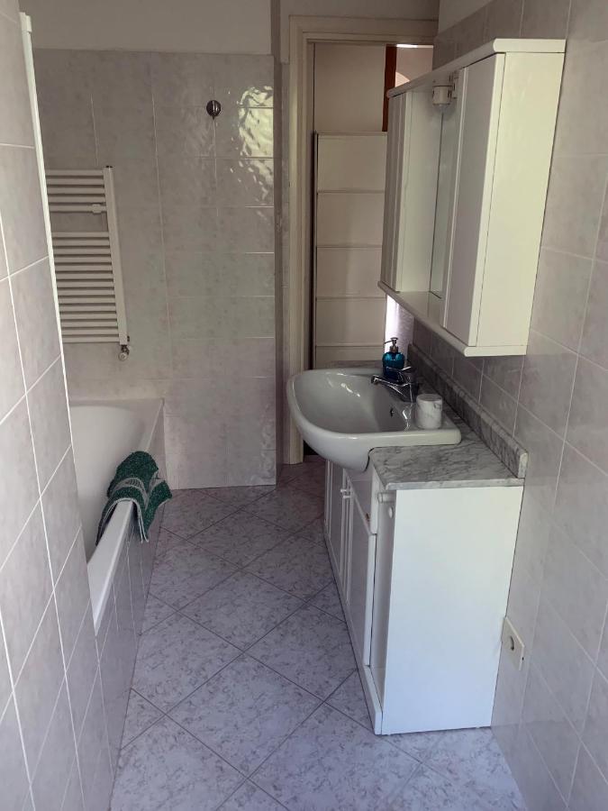 Casa Bianca 4 - Confortevole In Centro A Монеглия Екстериор снимка